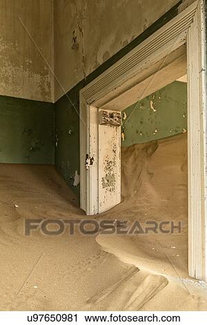 Kolmanskop インテリア光景 の Room 戸口 で 緑 塗られる 壁 先導 へ 他 部屋 そして 砂 砂丘 どちらか いっぱいになる 部屋 捨てられた ドイツ語 鉱山 町 Namib 砂漠 ナミビア 南西 アフリカ ストックイメージ U