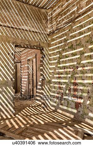 Kolmanskop インテリア光景 の Room 戸口 で 壁 影 作成される によって 屋根 スラット 先導 へ 他 部屋 そして 砂 上に 床 捨てられた ドイツ語 鉱山 町 Namib 砂漠 ナミビア 南西 アフリカ 画像コレクション U
