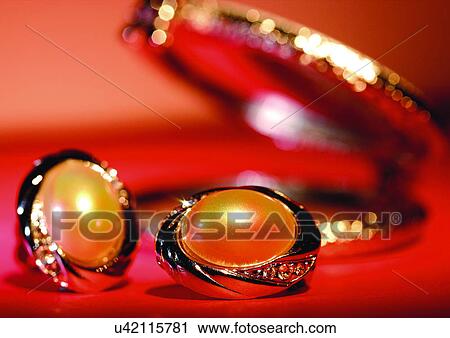 Stock Image - adornment, beauty and care, beauty, accessories. Fotosearch