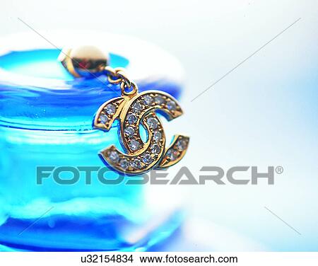 Picture - Color images, close-up, jewelry, luxury, earrings, diamonds. Fotosearch