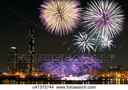 Picture - Outdoors, Urban Scene, Building Structure, Building Exterior, Skyscraper, Light, Illuminated. Fotosearch