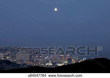 Picture - Outdoors, Urban Scene, Building Structure, Building Exterior, Skyscraper, Light, Illuminated. Fotosearch