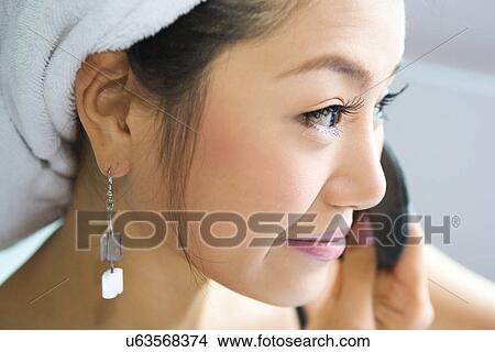 Picture - Young Adult, Make-Up, Cosmetics, Beauty Treatment, Therapy, Body Conscious, Body Care. Fotosearch