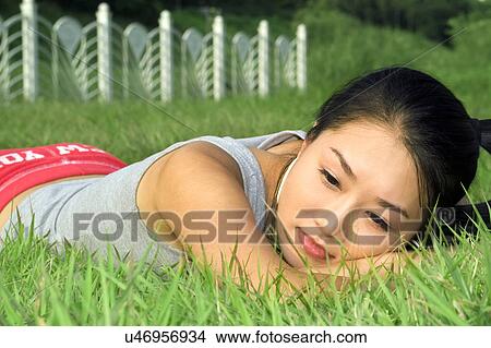 Picture - Young Adult, Young Men, Young Women, Outdoors, Sports Clothing, Athletic, Healthy Lifestyle. Fotosearch