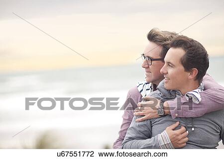 ゲイカップル 抱き合う 上に 浜 ストックイメージ U Fotosearch