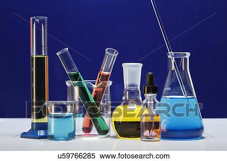 化学ラボ Glassware 等級づけられた円柱 小さい ビーカー ビーカー で ２ 試験管 Flat Bottom フラスコ 点滴器 びん Erlenmeyer フラスコ で かき混ぜる 棒 ストックフォト 写真素材 U Fotosearch