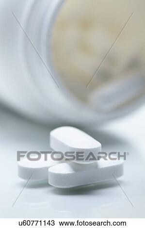 Stock Image - Close up studio shot of 500gm paracetamol tablets. Fotosearch