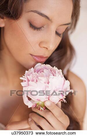 女 花のにおいをかぐ ストックイメージ U Fotosearch