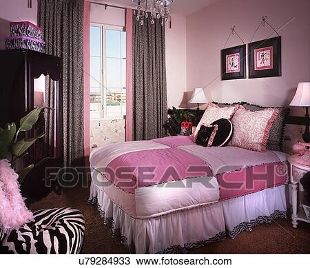 内部 の 女の子 ピンク 寝室 ストックイメージ U Fotosearch