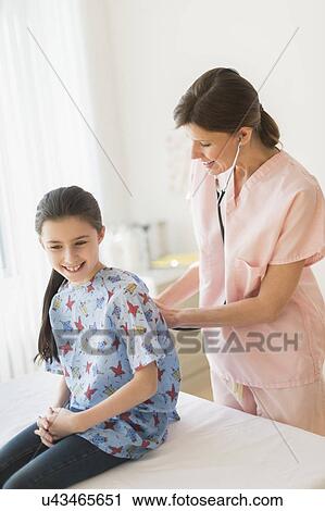 الطبيب بنت الفحص 8 9 ألبوم الصور U43465651 Fotosearch
