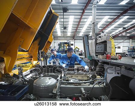 Ingenieure Reparatur Motor In Lkw Reparatur Werke Stock Foto U Fotosearch