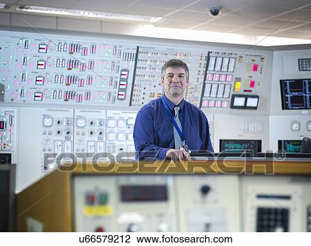 Portrat Von Bediener In Atomkraftwerk Steuer Raum Simulator Stock Bild U Fotosearch