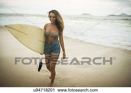 Jeune Femme Retenant Planche Surf Sur Ipanema Plage Rio Janeiro Brésil Banque Dimage