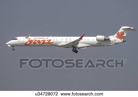 Stock Image - Air Canada on final approach to Los Angeles International Airport. Fotosearch