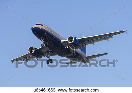 Stock Image - Airbus A319 of United Airlines landing at Los Angeles International Airport. Fotosearch