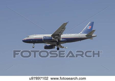 Stock Image - Airbus A319 of United Airlines on final approach for Los Angeles International Airport. Fotosearch
