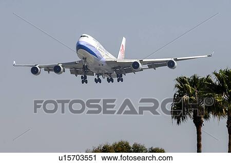 Stock Image - Boeing 747-400 of China Airlines on final approach to Los Angeles International Airport. Fotosearch