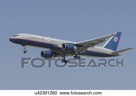 Stock Image - Boeing 757-200 of United Airlines on final approach to Los Angeles International Airport. Fotosearch