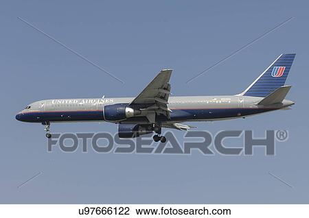 Stock Image - Boeing 757-200 of United Airlines on final approach to Los Angeles International Airport. Fotosearch