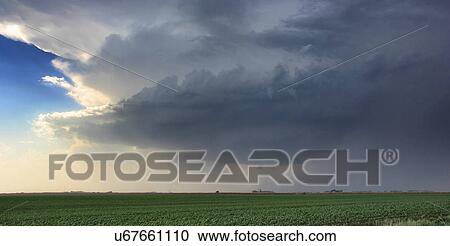 Stock Image - A rotating supercell thunderstorm produces a striated updraft with funnel at its base, Lexington, Nebraska, USA. Fotosearch