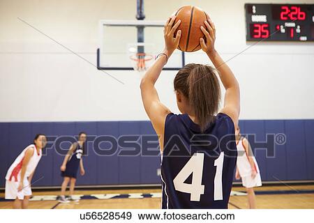 أنثى كرة سلة المدرسة مرتفعة عازف الرماية إصابة في كرة السلة ألبوم الصور U56528549 Fotosearch