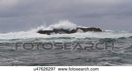 Stock Photo - "Waves in the Pacific Ocean, Skeena-Queen Charlotte Regional District, Haida Gwaii, Graham Island, British Columbia, Canada". Fotosearch