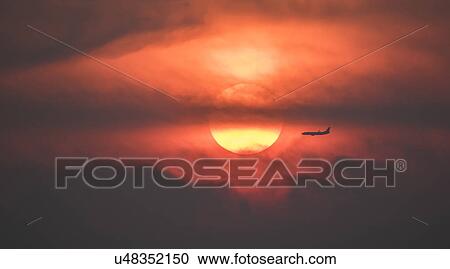 Silhouette of airplane against setting sun View Large Photo Image Stock Image - Silhouette of airplane against setting sun. Fotosearch