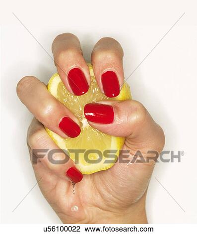 手 の 女 で 赤い爪 ポーランド語 絞ること レモン ストックイメージ U Fotosearch