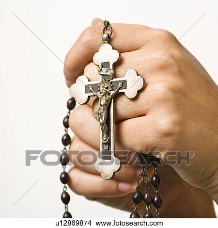 女性 手 保有物 ロザリオ で 十字架像 ピクチャー U Fotosearch