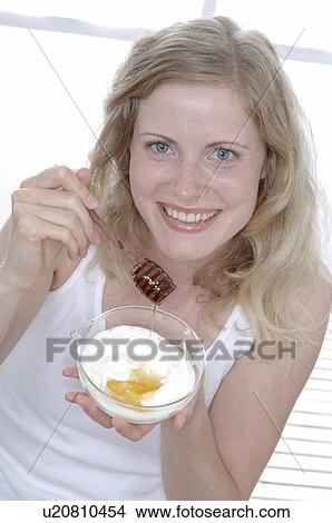 Picture - Beauty recipes with curd mask and honey. Fotosearch