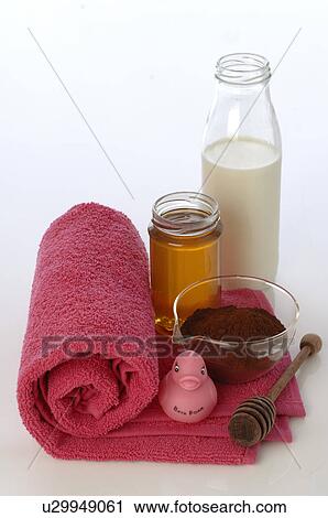 Stock Image - Ingredients for a chocolate aroma bath: cocoa powder. Fotosearch