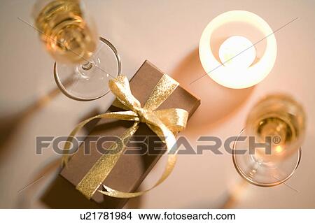 Picture - Present. Fotosearch