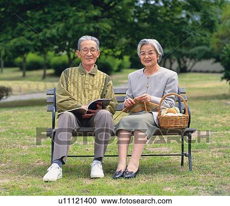 上級の成人 人 と 女性 一緒に座る 上に A ベンチ 正面図 ストックイメージ U Fotosearch