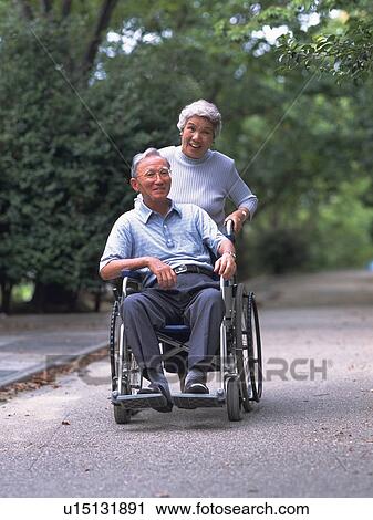 上級の成人 人 上に A 車椅子 そして 彼の 妻 押す それ 正面図 ストックイメージ U Fotosearch