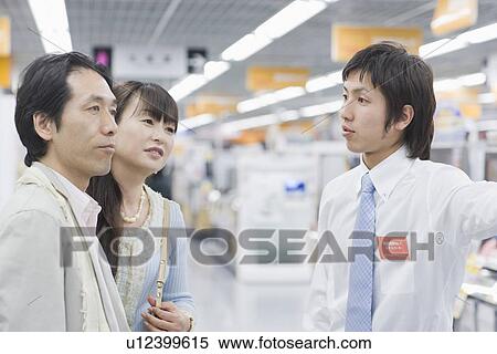 日本人 夫婦 買い物 ストックフォト 写真素材 U Fotosearch