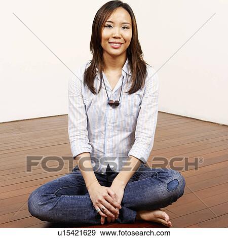 肖像画 の A 若い女性 床の上に座る そして ポーズを取る 写真館 イメージ館 U Fotosearch