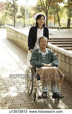 若い 看護婦 押す 人 患者 中に 車椅子 ストックイメージ U Fotosearch