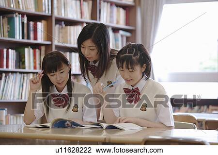 ３ 高校 女の子 勉強 中に 図書館 ストックイメージ U Fotosearch
