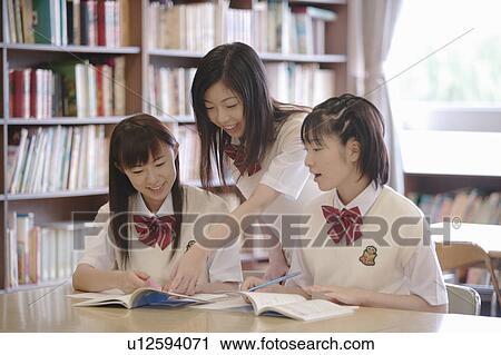 ３ 高校 女の子 勉強 中に 図書館 ストックイメージ U Fotosearch
