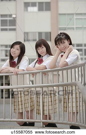 ３ 高校 女の子 手すり用材料に寄りかかる ストックフォト 写真素材 U Fotosearch