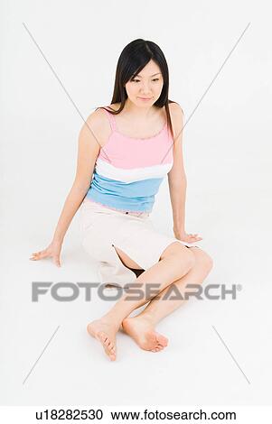 若い女性 床の上に座る ストックイメージ U1530 Fotosearch