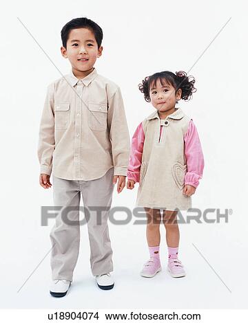 A 小さい 男の子 で 彼の 姉妹 ポーズを取る の前 カメラ ピクチャー U Fotosearch