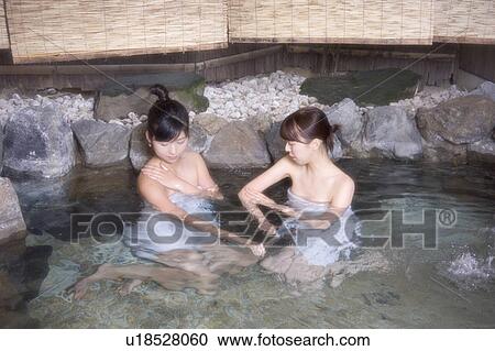 ２ 若い女性たち 入浴 中に 温泉 ストックイメージ U Fotosearch