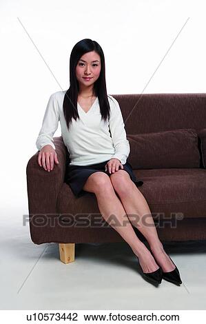若い女性 ソファーの上に座る カメラを見る 微笑 ストックイメージ U Fotosearch
