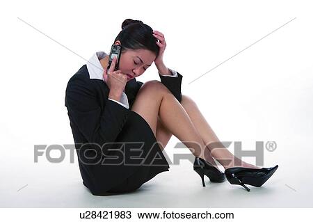 若い女性 中に スーツ 床の上に座る 長を引っかく ストックイメージ U Fotosearch