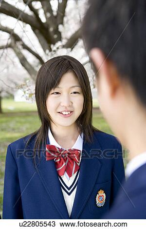 高校生 女の子 話し 中に フィールド で 桜 中に 背景 差動 焦点 ストックイメージ U Fotosearch