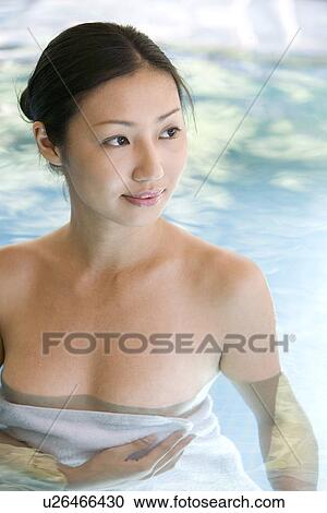クローズアップ の 裸である 若い女性 で タオル 中に 温泉 ストックイメージ U Fotosearch
