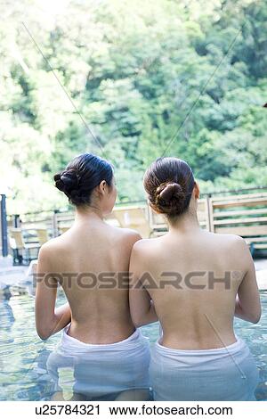 若い女性たち で タオル 入浴 中に 温泉 後部光景 ストックイメージ U Fotosearch