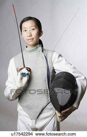 肖像画 の A 女性 剣士 保有物 A 剣 そして A フェンシングマスク ピクチャー U Fotosearch