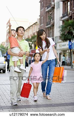 家族 家族 そして ２人の子供たち 買い物に行きなさい そして 歩くこと 路上で ピクチャー U Fotosearch